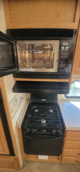 Building Photo - 218 W Carson St