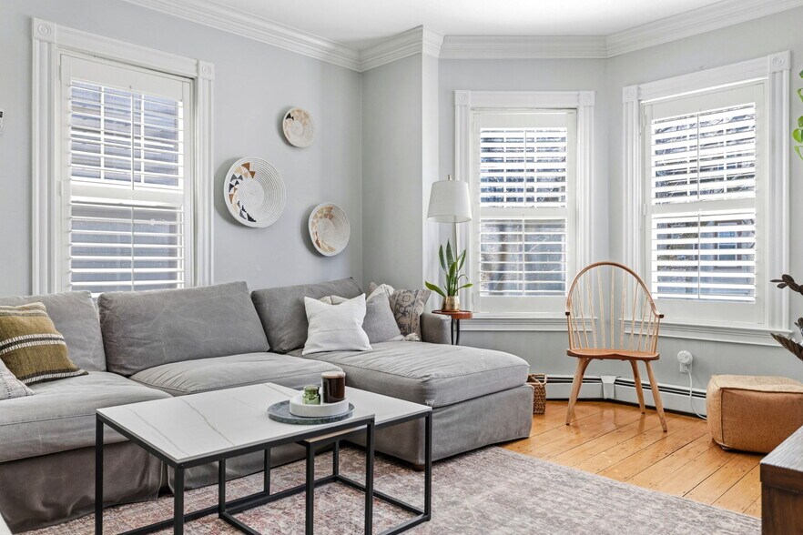 Building Photo - 722 E 2nd St