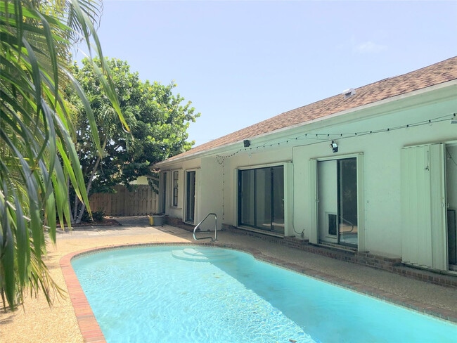 Building Photo - 71 Laredo Ln