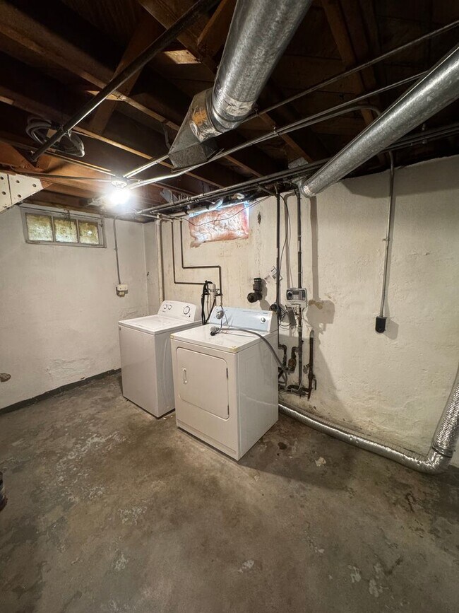 Building Photo - 618 N Foote Ave