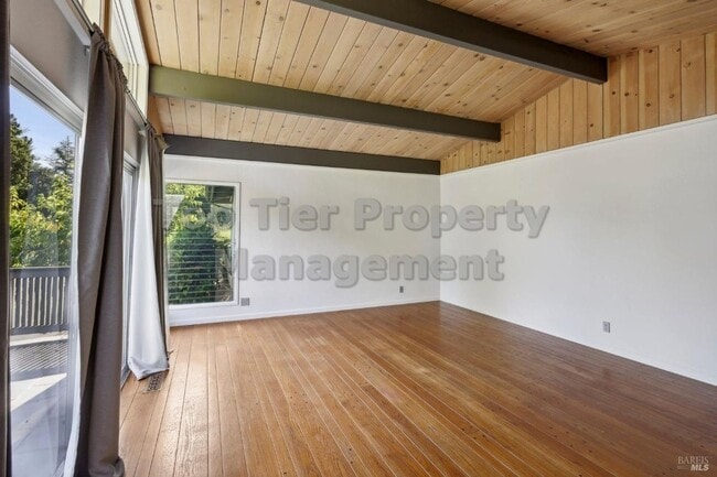 Building Photo - Beautiful 3 bedroom, 2 bath, 2,039 sqft hi...