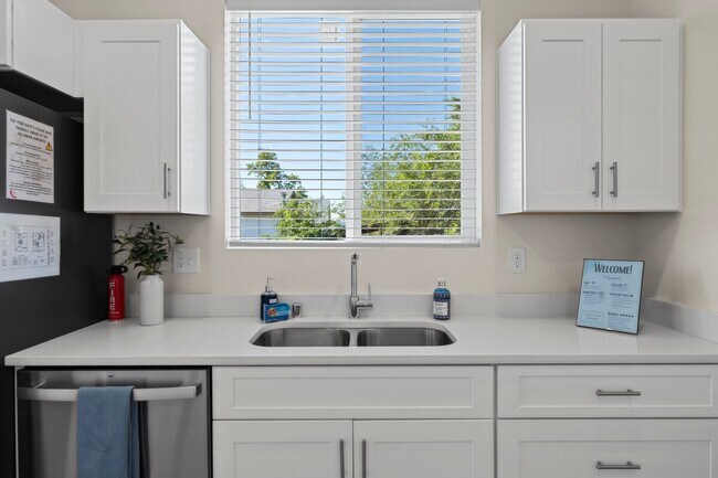 Building Photo - NEWLY RENOVATED 2 BEDROOM HOME.