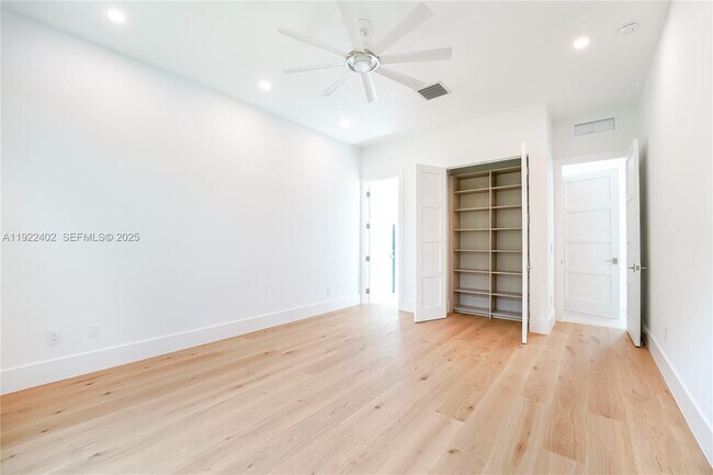 Building Photo - 333 NE Spanish Ct