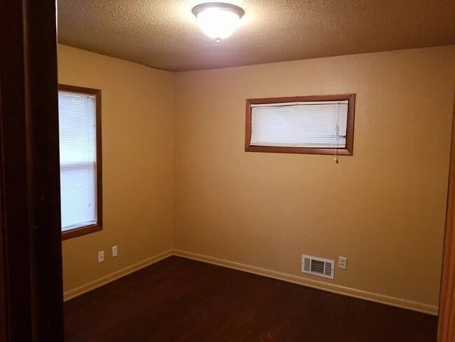 Building Photo - Charming 2-Bedroom 1 Bath Duplex!