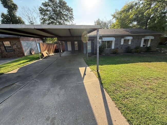 Primary Photo - 3 Bed 1.5 Bath House