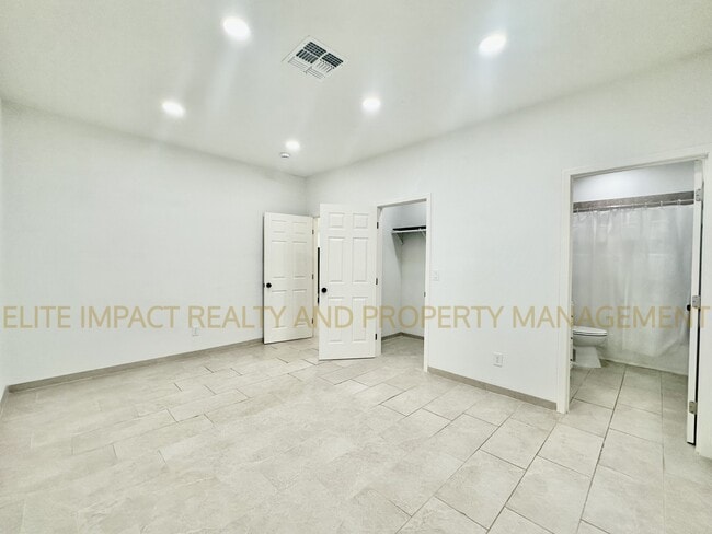 Building Photo - 3921 E Blacklidge Dr