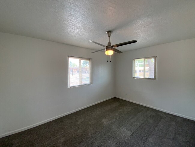 Building Photo - 2 Bedroom Single Story Home Available Near...