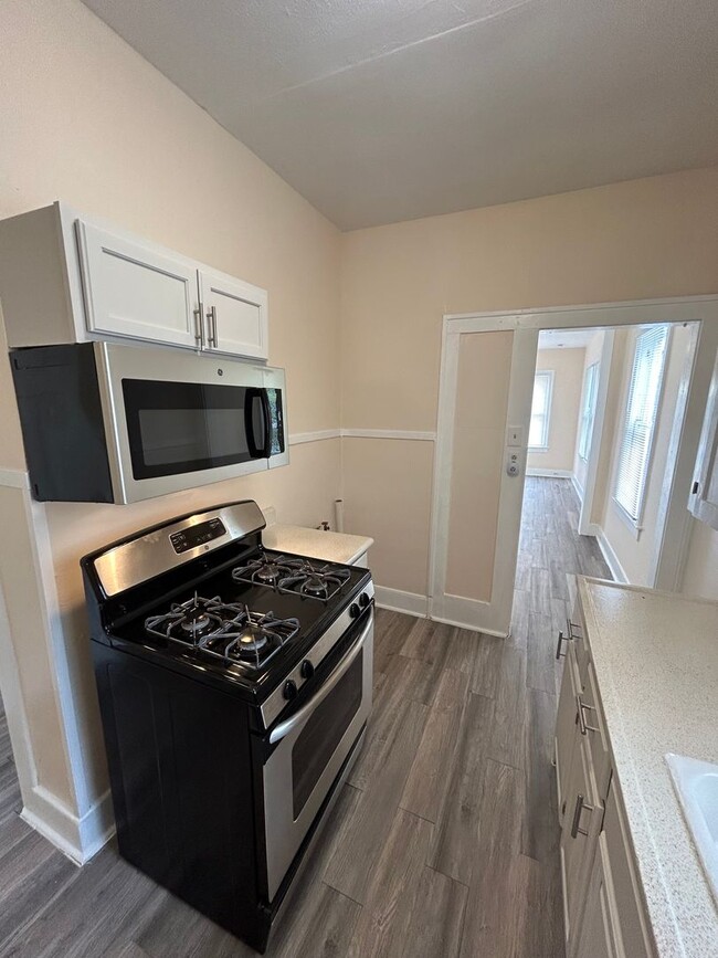 Building Photo - COMING SOON! 1 Bedroom /1 Bath Unit with F...