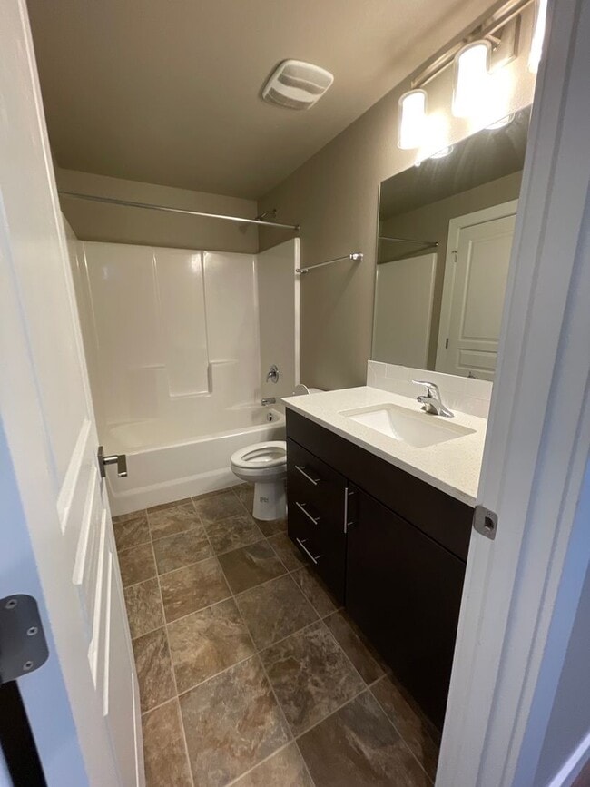 Building Photo - 2 Bedroom / 1 Bathroom Home Home in NE Bend