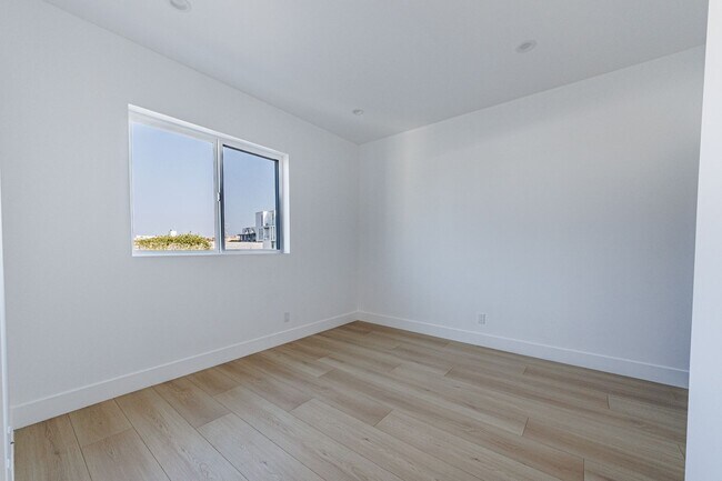 Building Photo - 13461 Beach Ave