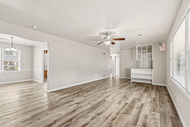 Building Photo - 1736 N Kentwood Ave