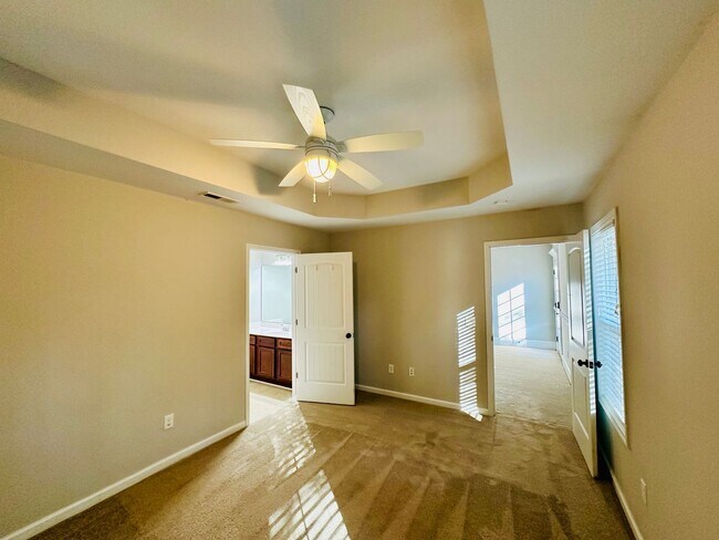 Building Photo - KINGS GRANT - Three bedroom/two bathroom h...