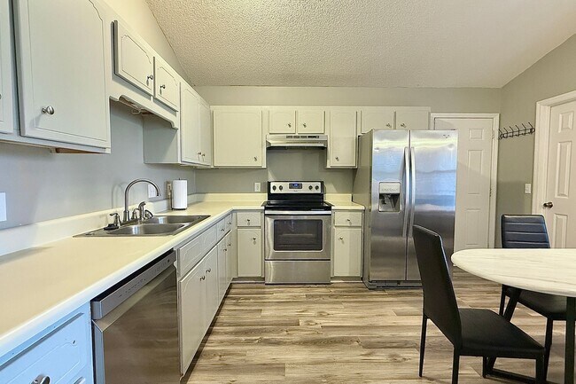 Building Photo - 1233 Riyadh Rd