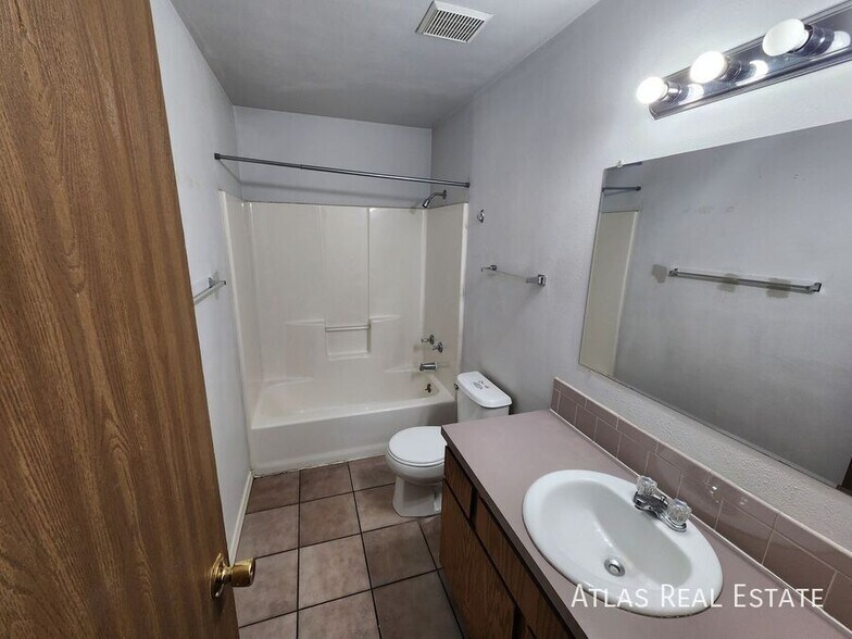 Building Photo - 2208 N 10th Ave