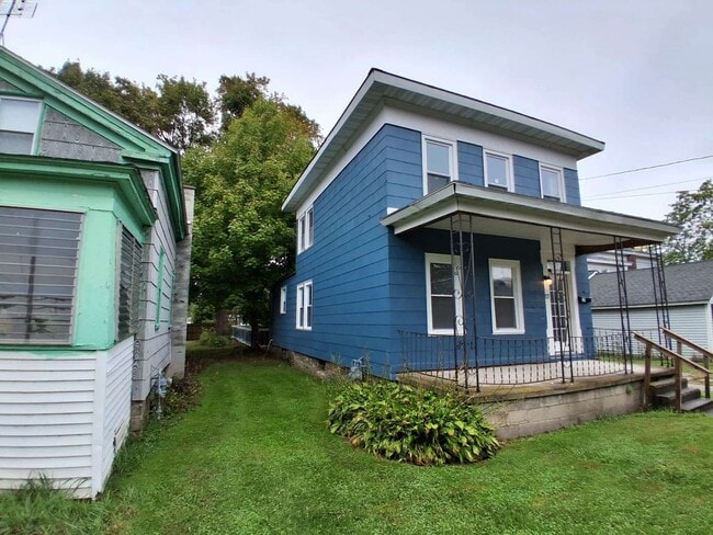 Building Photo - 4 Bedroom single family house