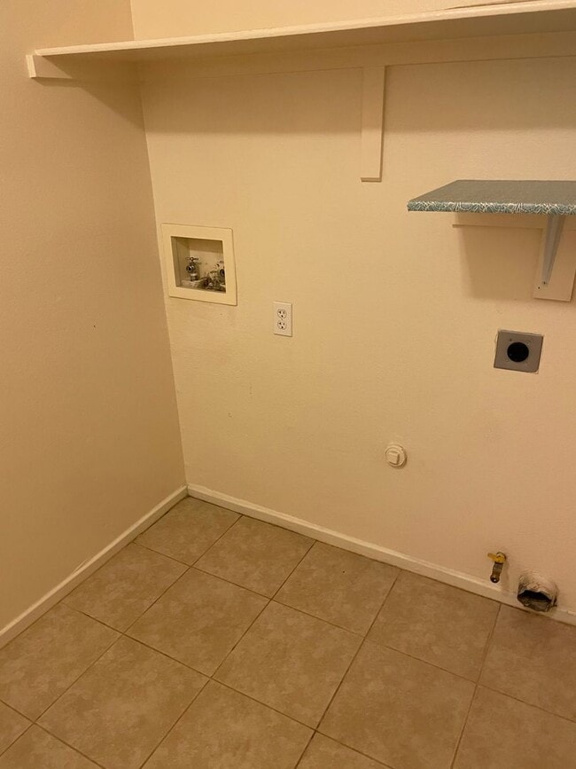 Building Photo - 3 BEDROOM SINGLE STORY HOUSE IN A CUL DE SAC