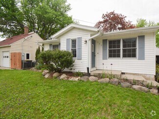 Building Photo - Move-In Ready 2 Bed 1 Bath With Large Yard!