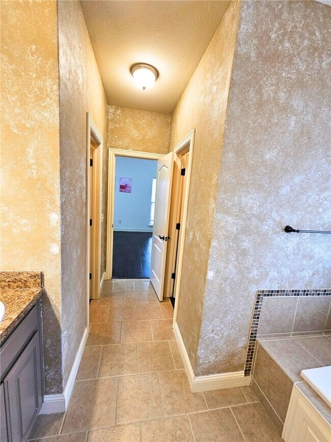 Building Photo - 1300 SW Willowbend Ave