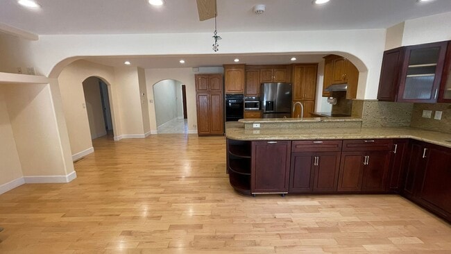 Building Photo - Martinez! Beautiful 5 bedroom 3.5 bathroom...