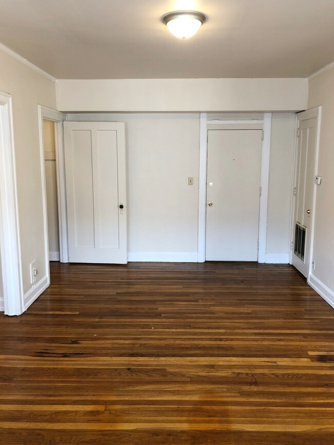 Building Photo - 1 & 2 Bedroom Apartments in Downtown Indianapolis - Meridian Plaza Awaits You!