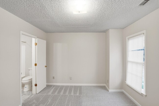 Building Photo - Oakhurst Living at Its Finest (Fresh Paint - New Carpet)