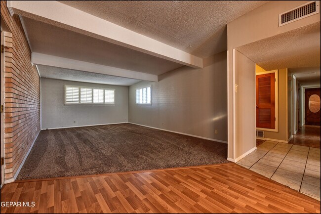 Building Photo - 5108 Paris Ave