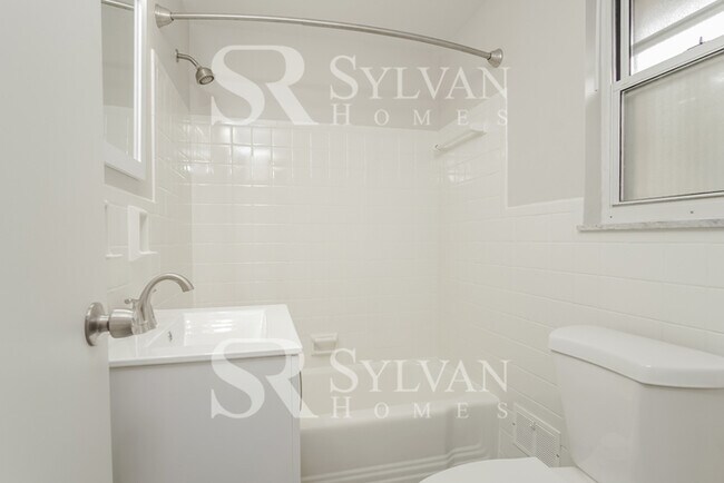 Building Photo - Cheerful and Welcoming Home for You!