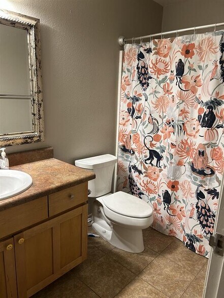 Building Photo - 1385 W University Ave