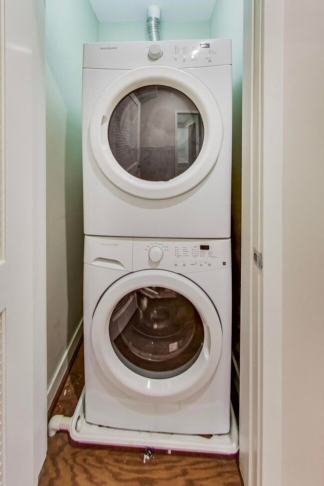 Building Photo - 1 Bed + 1 FB / Luxury Living in the heart ...