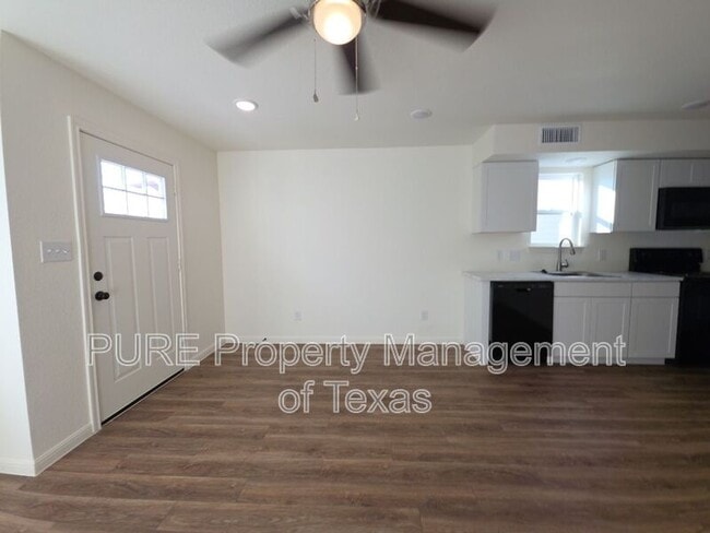 Building Photo - 2002 W 2nd St