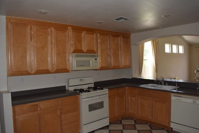 Building Photo - Spacious 5-Bedroom Home for Rent