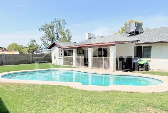 Building Photo - 647 S Bermuda Cir