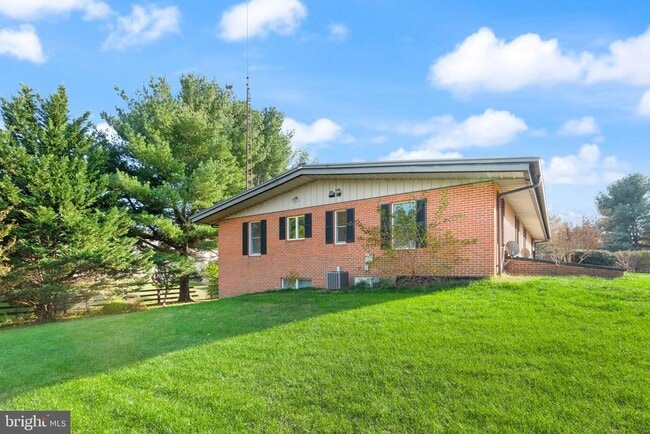 Building Photo - 318 Evergreen Mills Rd