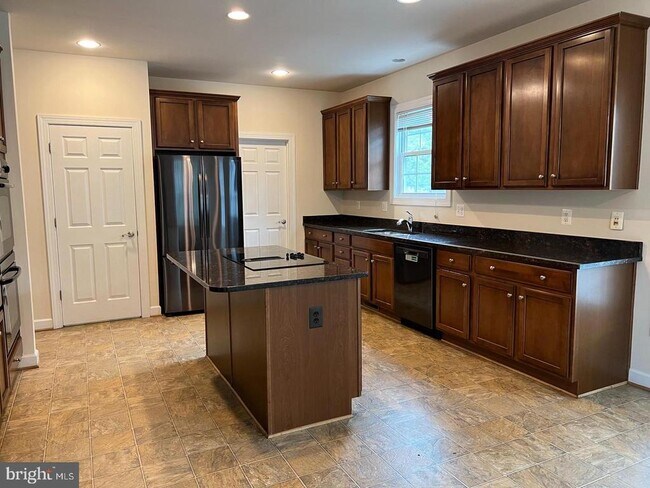 Building Photo - 6930 Westlawn Dr