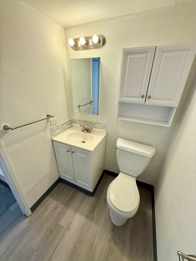 Building Photo - Newly Renovated 2 Bedroom / 1.5 Bathroom U...