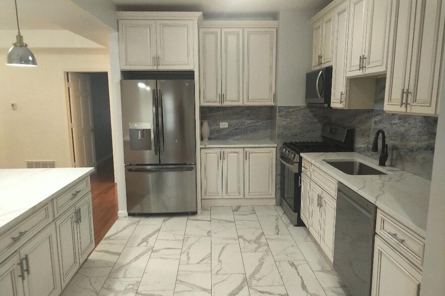 Kitchen - 6108 W Addison St