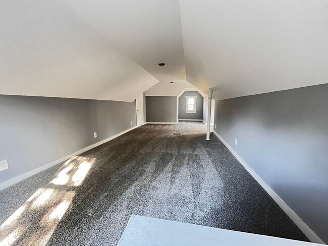 Building Photo - Spacious 3-Bedroom Home for Rent – Comfort...