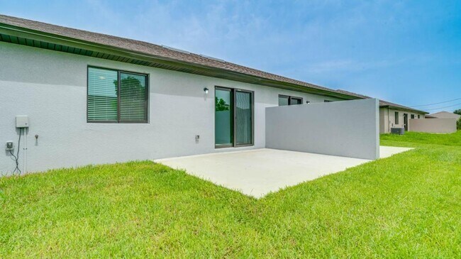 Building Photo - 4606 SW 8th Ct
