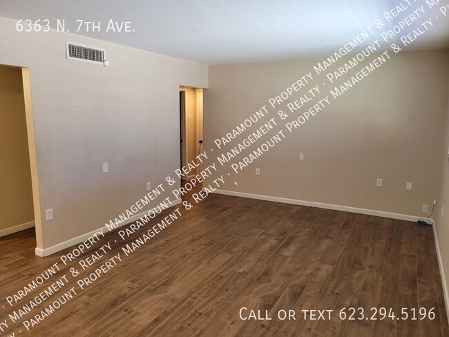 Building Photo - 2 Bed/1 Bath ready for immediate move in!