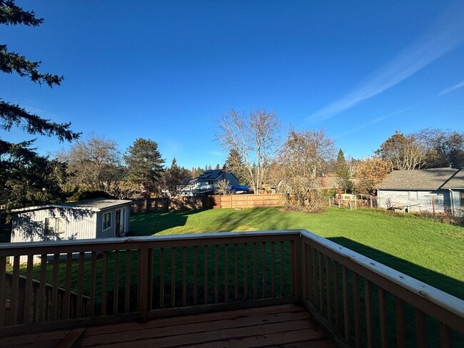 Building Photo - Large Lot With Tons of Privacy