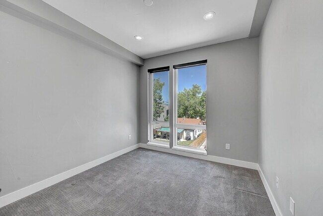 Building Photo - $3,400.00 - 2 Bedrooms, 3 Bathrooms, Townh...