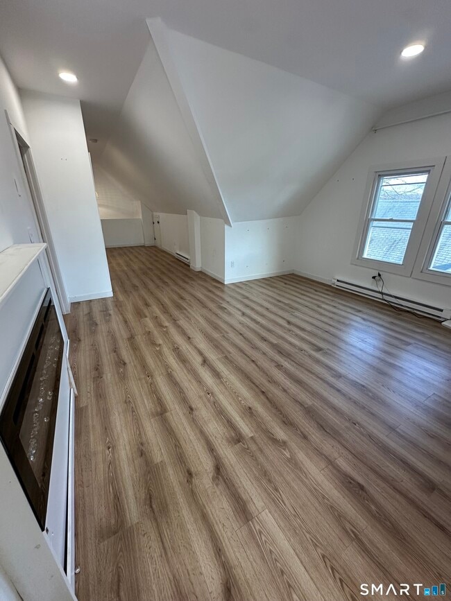 Building Photo - 27 E 9th St