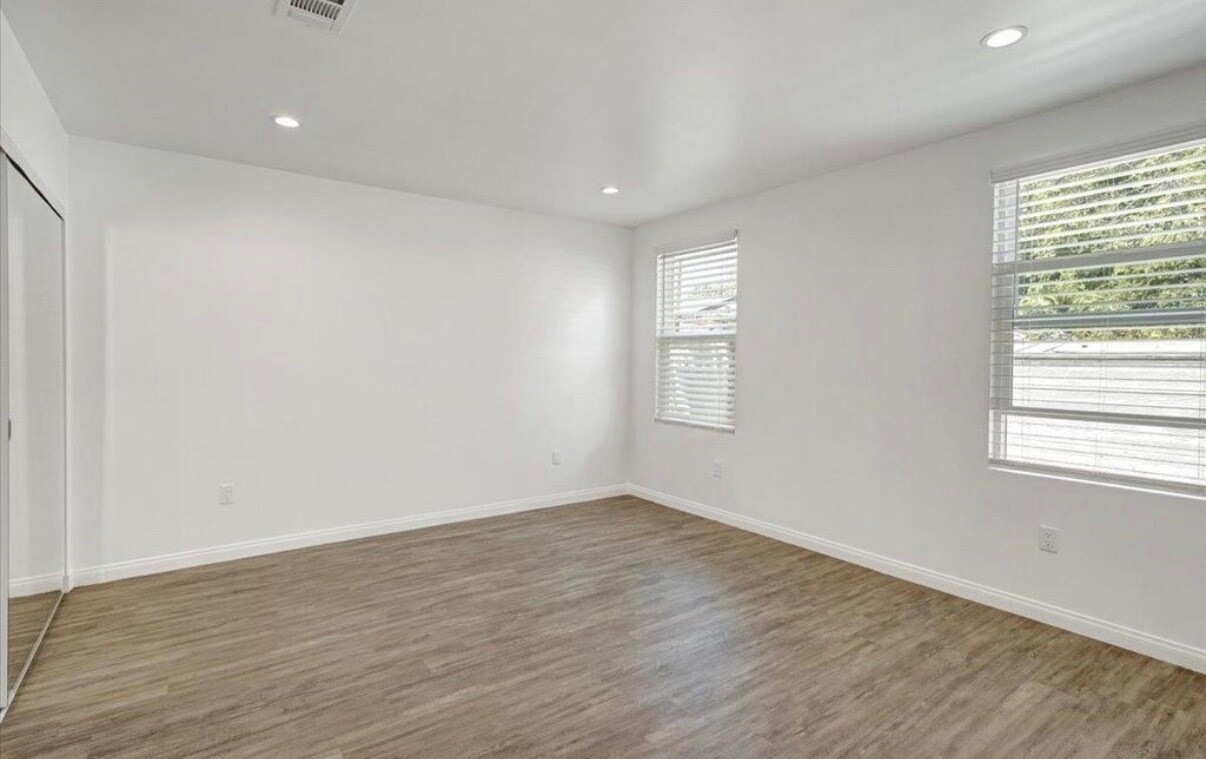 Building Photo - 6219 Glide Ave