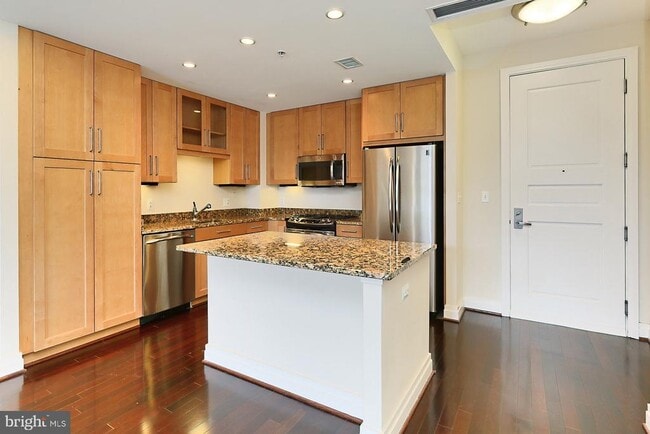 Building Photo - 8220 Crestwood Heights Dr