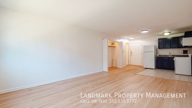 Building Photo - 2401 W Balmoral Ave