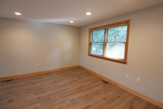 Building Photo - 6 Wildwood Ln
