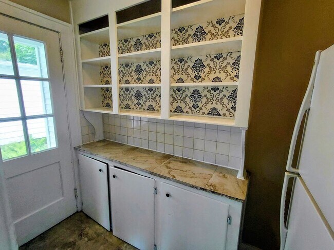 Building Photo - Three bedroom one bathroom home for rent
