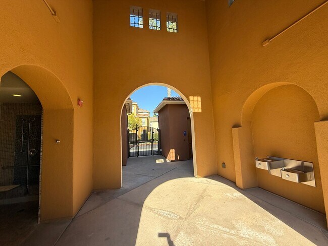 Building Photo - Tri-level 3-bedroom 3-bathroom townhouse located in Chula Vista, CA