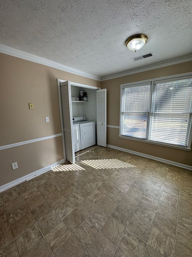 Building Photo - Updated 2/1.5 Duplex in Armuchee- $1,295