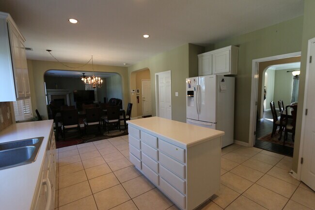 Building Photo - 21010 Wild Springs Dr